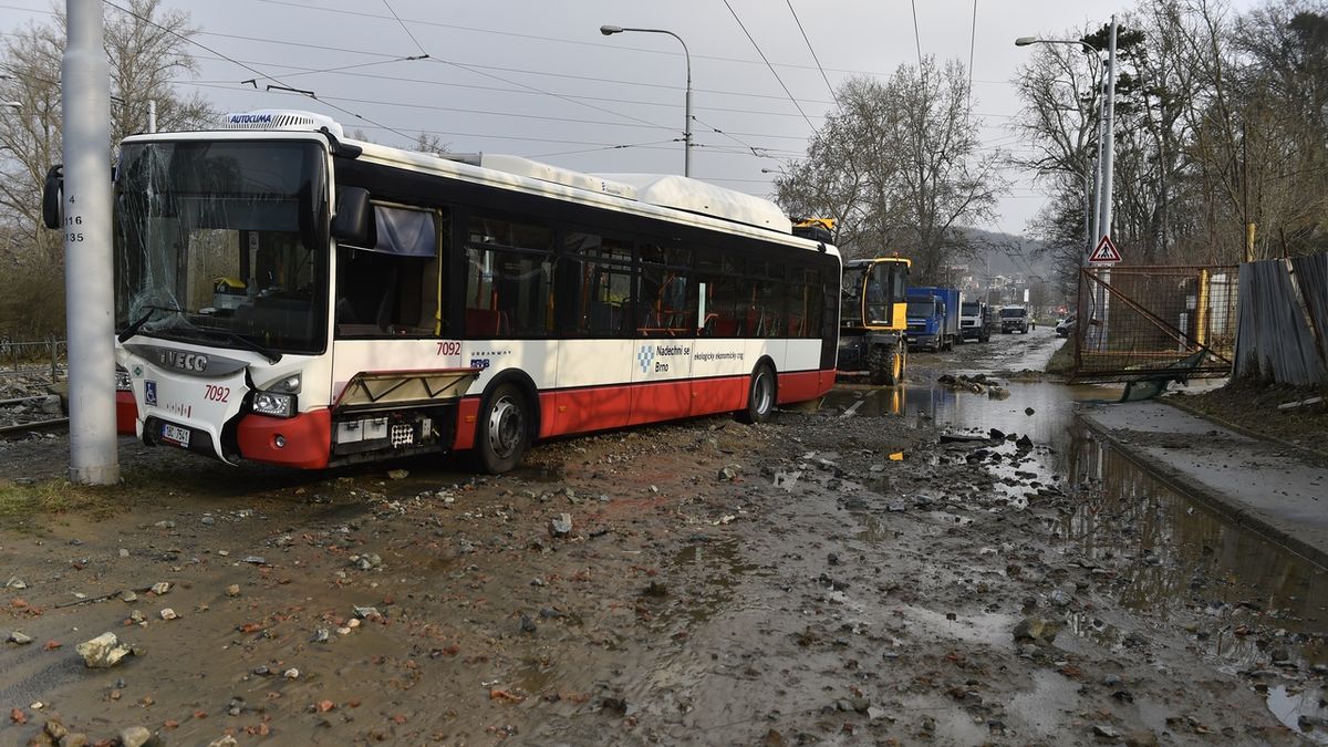 Havárie vody v Brně poničila tramvajovou trať, boural autobus